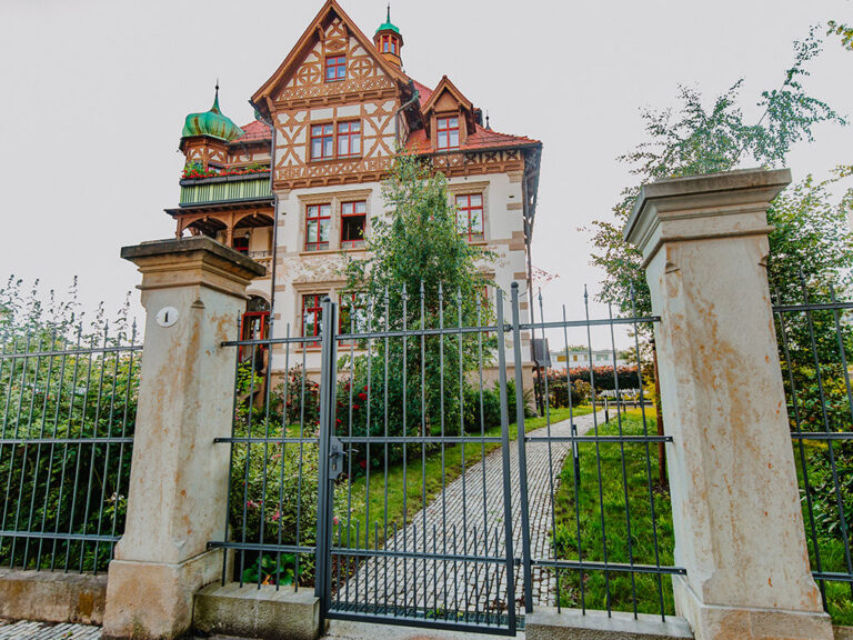 Neugestaltung des Lahmann-Sanatoriums zum anspruchsvollen Wohnpark in Dresden-Weißig